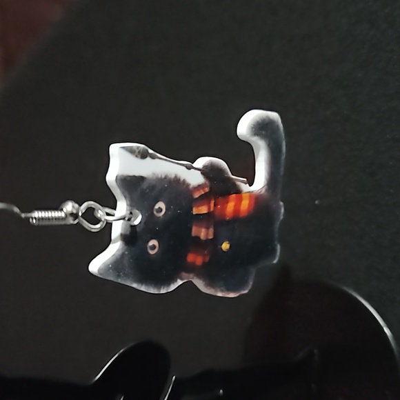Black Cat 🎁 in a Scarf Acryllic Earrings NWOT - Picture 2 of 5